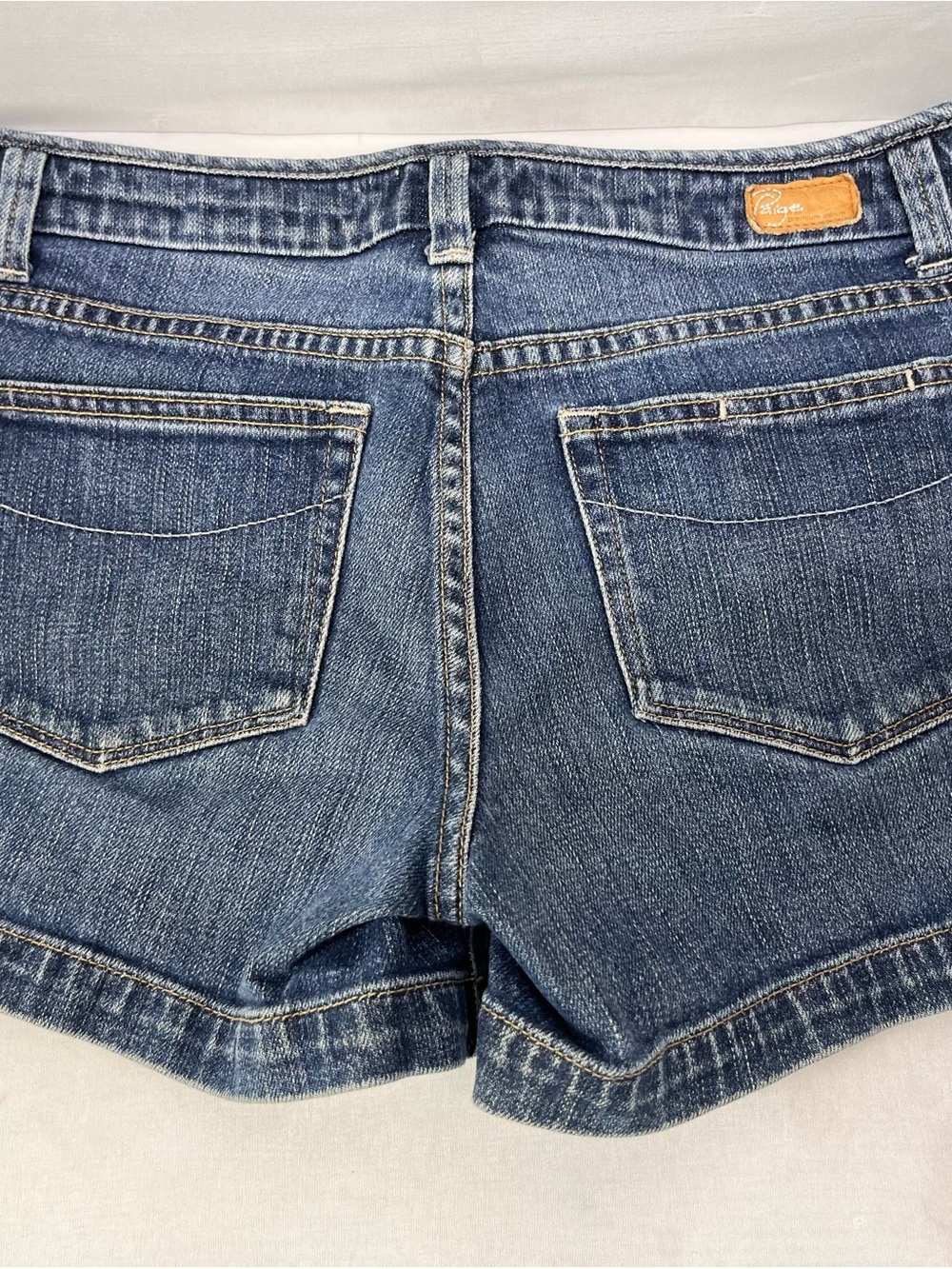 PAIGE Canyon Mid-Blue Denim Rolled Hem Women's Shorts - Picture 5 of 7